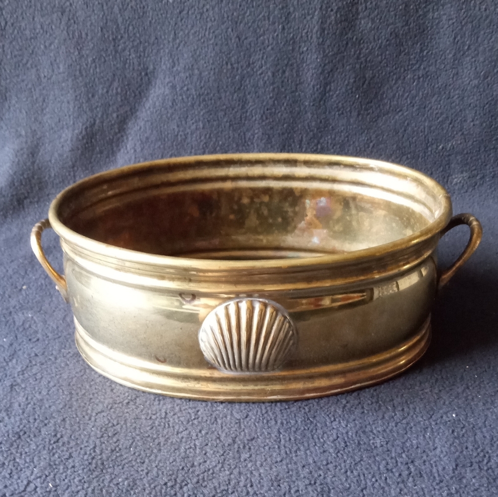 VINTAGE OVAL BRASS PLANT CONTAINER w/ 3D Scallop Shell & Side Handles 9"x5.5"x3"